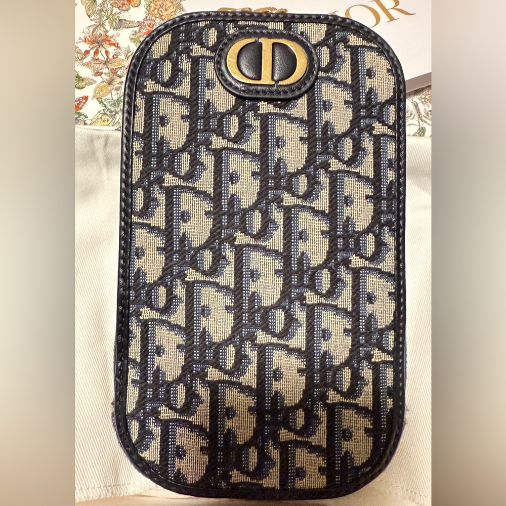 Dior 30 Montaigne Call'in Dior Phone Holder